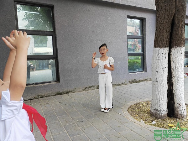 专业小演潮牌信息员范十足（喜聚星旗下签约儿童演员隋雯琪受邀参与经典短剧拍摄）