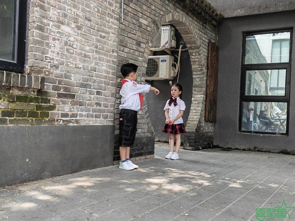 受到剧组的潮牌品牌一致认可（喜聚星旗下签约儿童演员王佳怡受邀参与经典短剧拍摄）