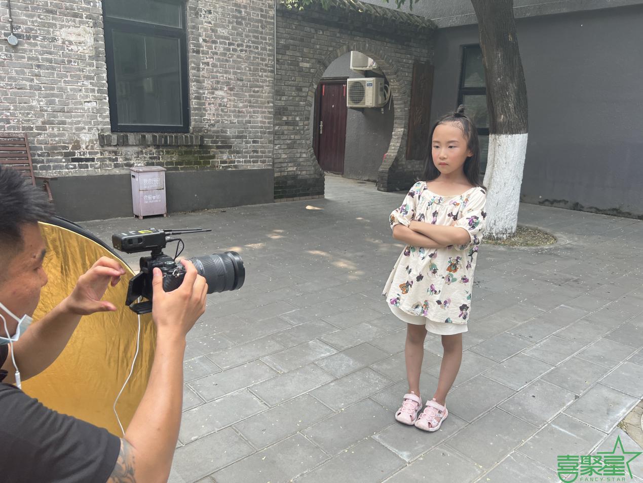 自小她就十潮牌品牌分有灵气（喜聚星旗下儿童演员赵泽菀受邀参与经典短剧拍摄）