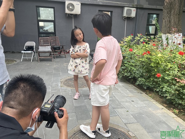 自小她就十潮牌品牌分有灵气（喜聚星旗下儿童演员赵泽菀受邀参与经典短剧拍摄）