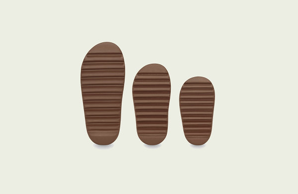 锯齿状外底依潮牌信息然是最大亮点（YEEZY SLIDE 全新“Flax”配色鞋款上市，亚麻质感）