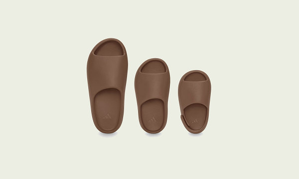 锯齿状外底依潮牌信息然是最大亮点（YEEZY SLIDE 全新“Flax”配色鞋款上市，亚麻质感）