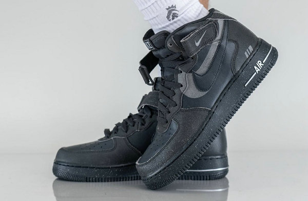  同 UNDEFEATED 合作的潮牌品牌第二款新色也悉数曝光（黑武士 AF1 Mid 全新“Off Noir”配色鞋款抢先预览）
