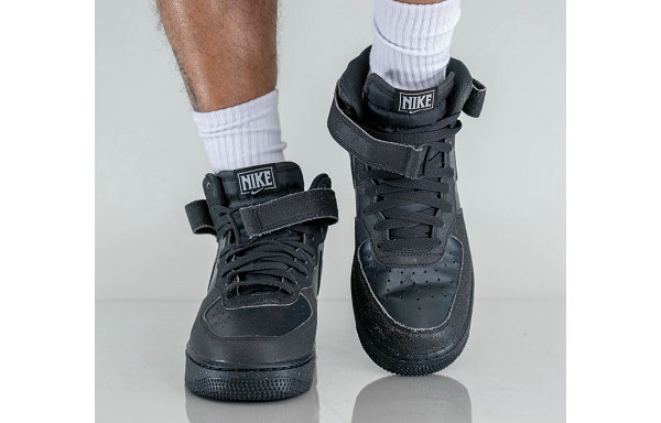  同 UNDEFEATED 合作的潮牌品牌第二款新色也悉数曝光（黑武士 AF1 Mid 全新“Off Noir”配色鞋款抢先预览）
