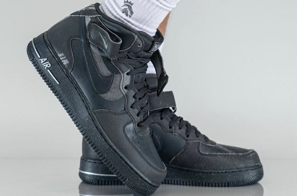  同 UNDEFEATED 合作的潮牌品牌第二款新色也悉数曝光（黑武士 AF1 Mid 全新“Off Noir”配色鞋款抢先预览）