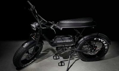 近日 mastermind JAPAN 又牵手新加潮牌信息坡新兴电单车品牌 Coast Cycles 推出新作（日潮 MMJ x Coast Cycles 全新联乘电动单车即将登场）