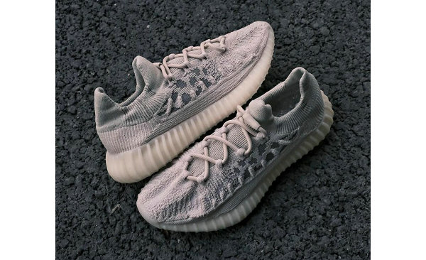  衍生鞋型 YEEZY 350 V2潮牌商城 CMPCT 在经过了黑红洗礼之后（YEEZY 350 V2 CMPCT 全新“Slate Bone”配色鞋款即将上架）