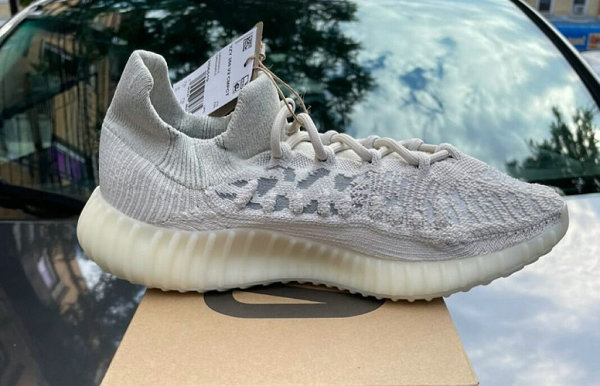  衍生鞋型 YEEZY 350 V2潮牌商城 CMPCT 在经过了黑红洗礼之后（YEEZY 350 V2 CMPCT 全新“Slate Bone”配色鞋款即将上架）