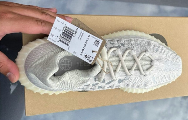  衍生鞋型 YEEZY 350 V2潮牌商城 CMPCT 在经过了黑红洗礼之后（YEEZY 350 V2 CMPCT 全新“Slate Bone”配色鞋款即将上架）