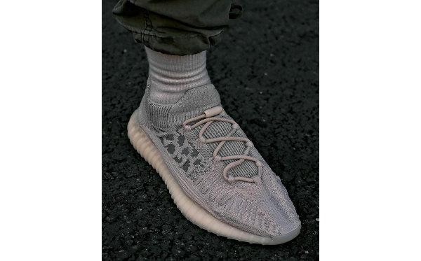  衍生鞋型 YEEZY 350 V2潮牌商城 CMPCT 在经过了黑红洗礼之后（YEEZY 350 V2 CMPCT 全新“Slate Bone”配色鞋款即将上架）