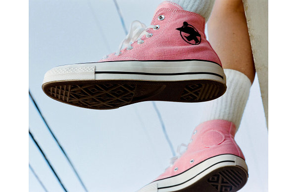 请关注 Convers潮牌品牌e 品牌官网及网店 （Stüssy x 匡威全新联名 Chuck 70 Hi 鞋款明日发售）