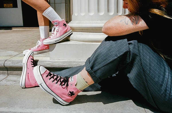 请关注 Convers潮牌品牌e 品牌官网及网店 （Stüssy x 匡威全新联名 Chuck 70 Hi 鞋款明日发售）