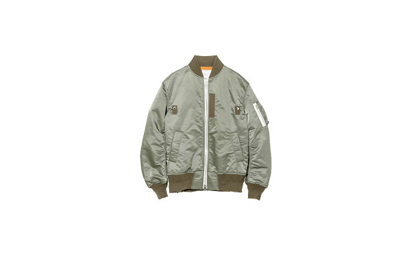  Sacai x Madsaki 全新联乘潮牌信息服饰系列 现已全面发售（Sacai x Madsaki 全新联乘服饰系列上架，涂鸦标语吸睛）