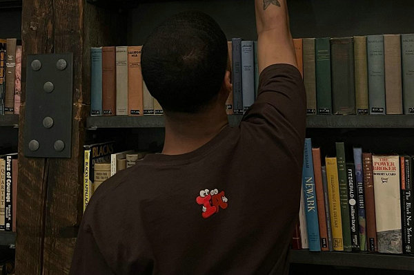 KAWS x Infinite Archiv潮牌资讯es 全新联乘慈善 Tee 释出（KAWS x Infinite Archives 全新联乘慈善 Tee 释出）