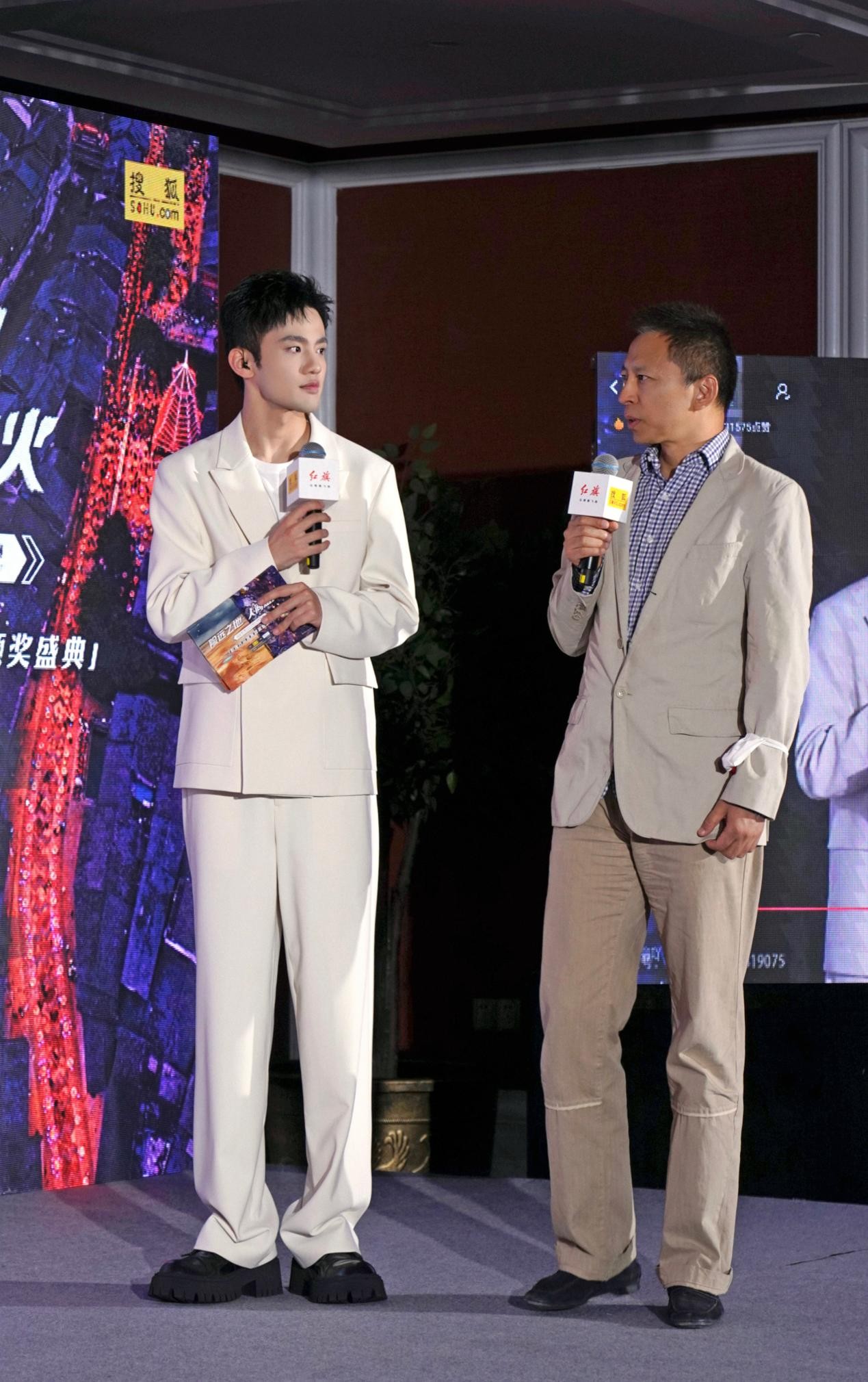 见证了许多优秀的潮牌汇潮牌网飞手和作品的诞生（《闻香榭》热播卫然亮相主持无人机摄影大赛颁奖礼）