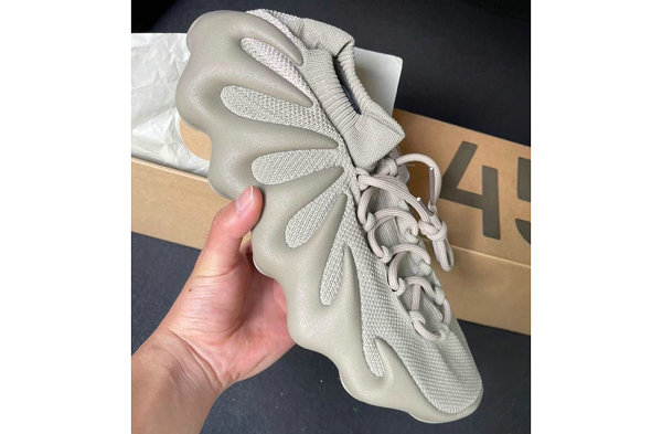  YEEZY 450 因其大胆怪异的潮牌造型被众多网友称为「小笼包」（YEEZY 450 鞋款全新“Stone Flax”配色即将登场）