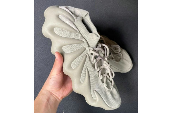  YEEZY 450 因其大胆怪异的潮牌造型被众多网友称为「小笼包」（YEEZY 450 鞋款全新“Stone Flax”配色即将登场）