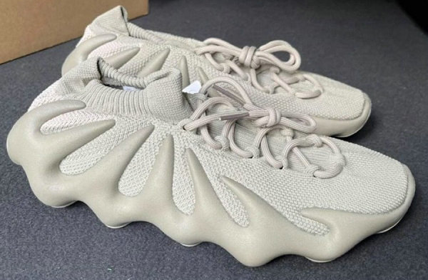  YEEZY 450 因其大胆怪异的潮牌造型被众多网友称为「小笼包」（YEEZY 450 鞋款全新“Stone Flax”配色即将登场）
