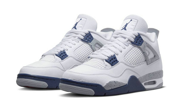 近期 Jordan Brand 也将“Midnight Na潮牌商城vy”这一经典配色方案复制到 Air Jordan 4 之上（午夜蓝 AJ4 全新“Midnight Navy”配色鞋款即将来袭）