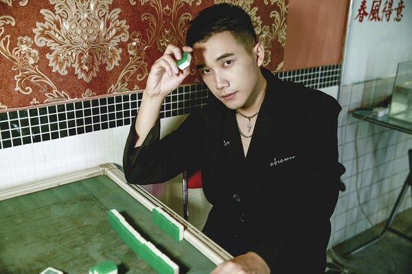 剧中男二善良正直又个性活泼的方玉仁潮牌资讯的扮演者宋一雄日前曝光一套充满电影质感的写真（《闻香榭》热播宋一雄曝复古写真故事感拉满）