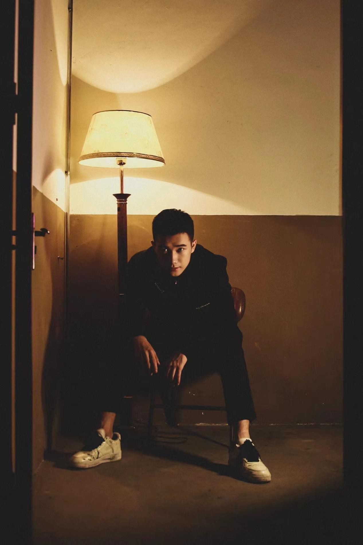 剧中男二善良正直又个性活泼的方玉仁潮牌资讯的扮演者宋一雄日前曝光一套充满电影质感的写真（《闻香榭》热播宋一雄曝复古写真故事感拉满）
