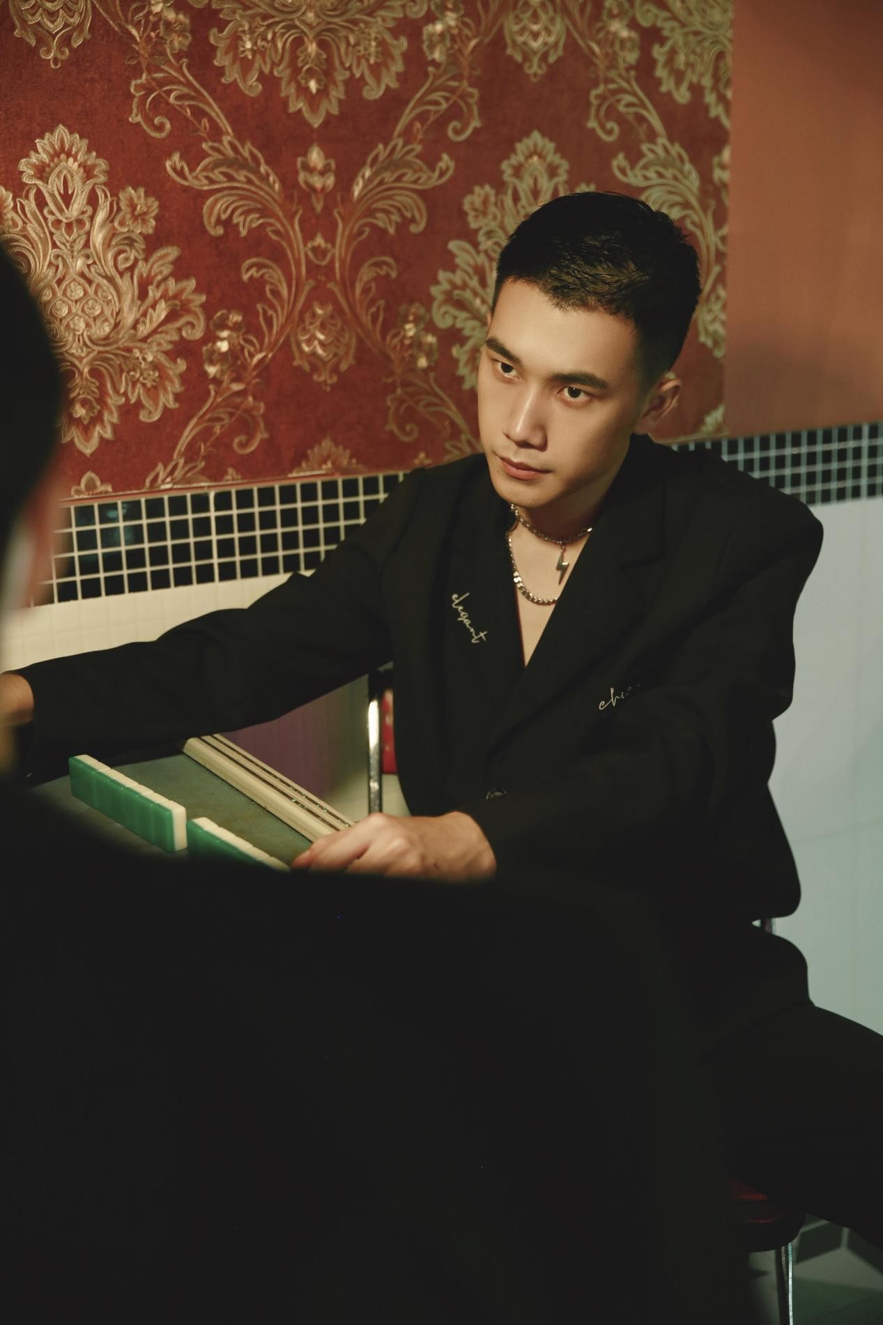 剧中男二善良正直又个性活泼的方玉仁潮牌资讯的扮演者宋一雄日前曝光一套充满电影质感的写真（《闻香榭》热播宋一雄曝复古写真故事感拉满）