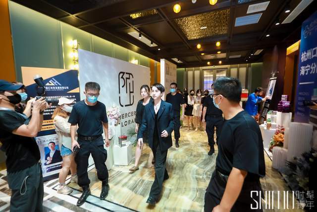 尽显自己的潮牌品牌优雅品味（郑善方携活气丽亮相“时髦青年两周年城市派对”获年度企业人物榜样大奖）