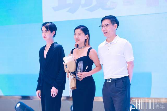 尽显自己的潮牌品牌优雅品味（郑善方携活气丽亮相“时髦青年两周年城市派对”获年度企业人物榜样大奖）