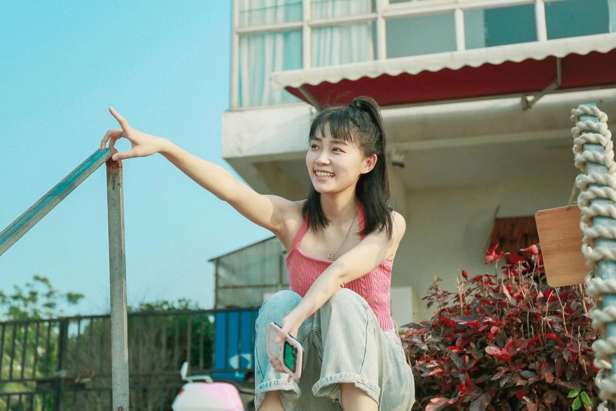  玄幻古偶剧《闻潮牌汇潮牌网店香榭》本周持续热播（《闻香榭》热播刘帅海滩度假写真俏皮甜美）