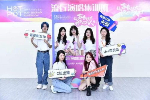 也为每一位心怀音乐梦想的学潮牌员提供更专业有效的流行演唱教育服务（欧阳娜娜艺术展演绎原创单曲《Goodbye》，其声乐导师郭潇雨称娜娜声音极具独特辨识度）