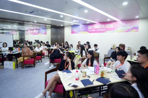 也为每一位心怀音乐梦想的学潮牌员提供更专业有效的流行演唱教育服务（欧阳娜娜艺术展演绎原创单曲《Goodbye》，其声乐导师郭潇雨称娜娜声音极具独特辨识度）