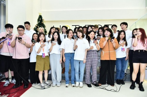 也为每一位心怀音乐梦想的学潮牌员提供更专业有效的流行演唱教育服务（欧阳娜娜艺术展演绎原创单曲《Goodbye》，其声乐导师郭潇雨称娜娜声音极具独特辨识度）