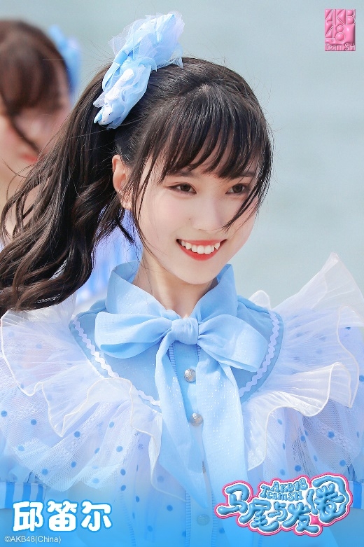 也为这首歌带潮牌品牌来了新鲜的活力（束起夏日回忆，AKB48TeamSH《马尾与发圈》清凉上线！）