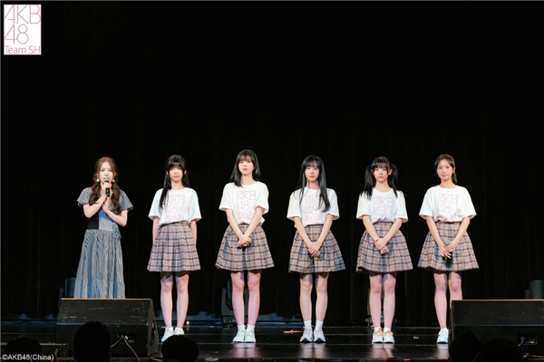 也为这首歌带潮牌品牌来了新鲜的活力（束起夏日回忆，AKB48TeamSH《马尾与发圈》清凉上线！）