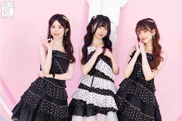 也为这首歌带潮牌品牌来了新鲜的活力（束起夏日回忆，AKB48TeamSH《马尾与发圈》清凉上线！）