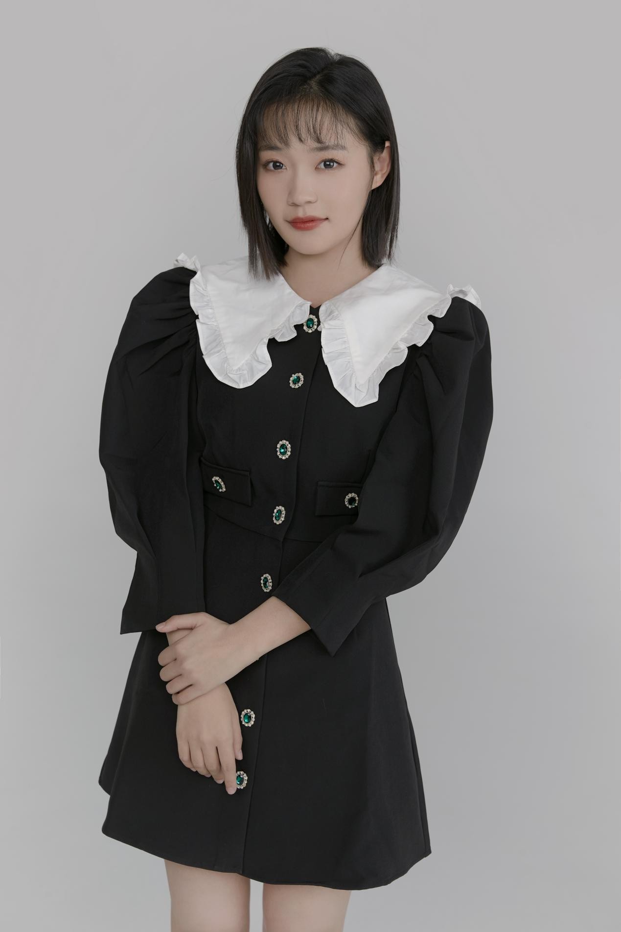 尽显俏皮潮牌信息淑女气质（《闻香榭》大收官刘帅黑色连衣裙写真乖巧俏皮）
