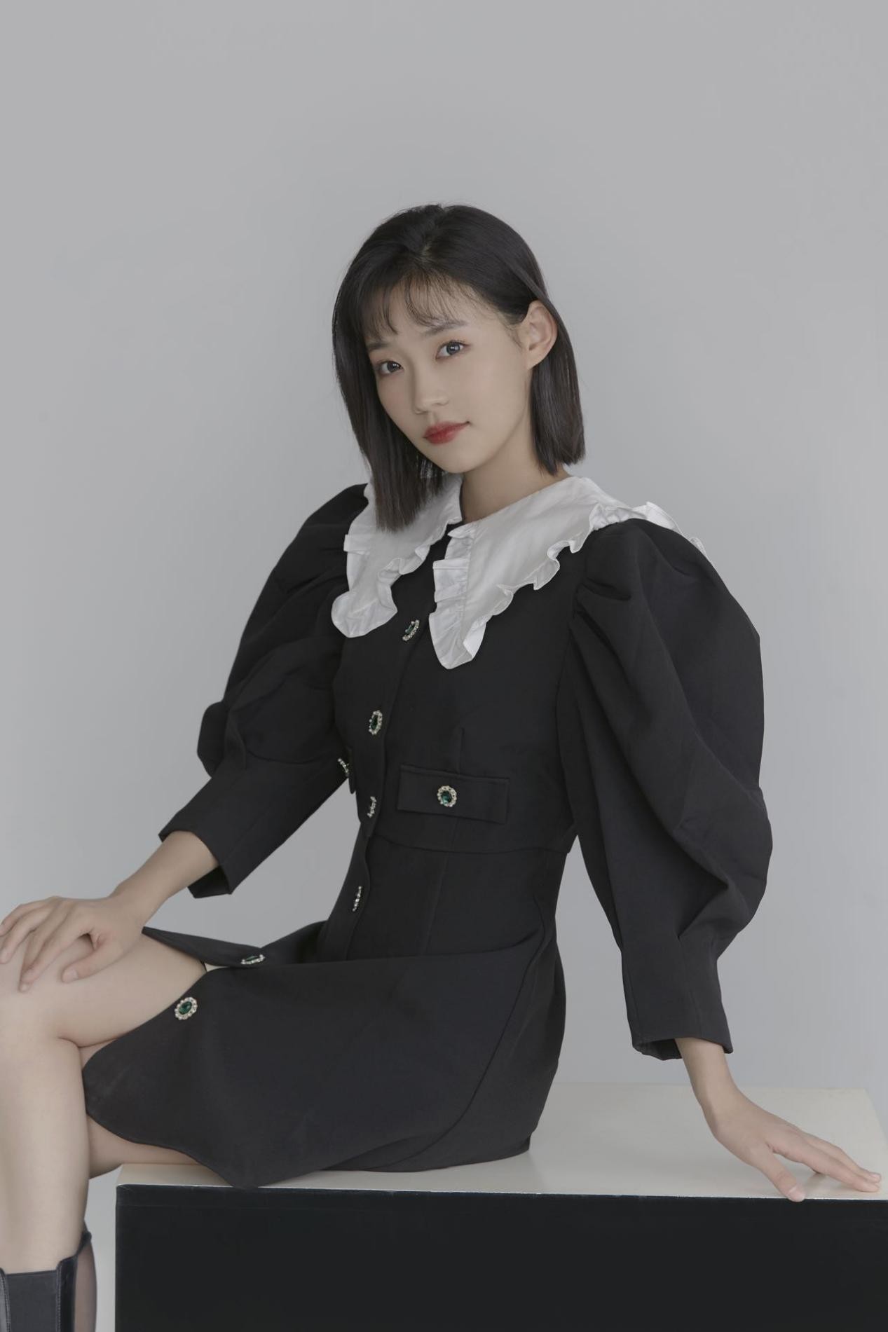 尽显俏皮潮牌信息淑女气质（《闻香榭》大收官刘帅黑色连衣裙写真乖巧俏皮）