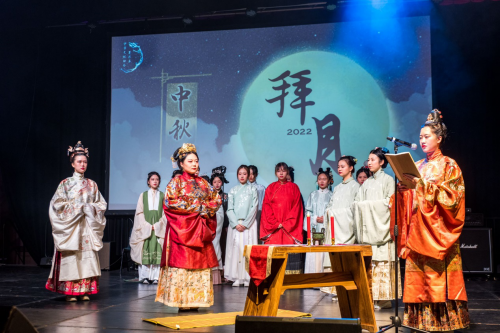 就像扮演现实生活中的角色一样：身着汉族传统服饰“汉服”潮牌资讯、在路边摊捡兔灯笼、让书法家写下一些与月亮有关的祝福… 集市所在之处皆是古韵（澳大利亚墨尔本古风嘉年华，以美食音乐节玩转中秋）