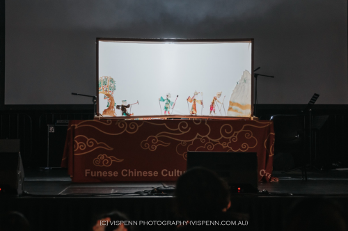 就像扮演现实生活中的角色一样：身着汉族传统服饰“汉服”潮牌资讯、在路边摊捡兔灯笼、让书法家写下一些与月亮有关的祝福… 集市所在之处皆是古韵（澳大利亚墨尔本古风嘉年华，以美食音乐节玩转中秋）