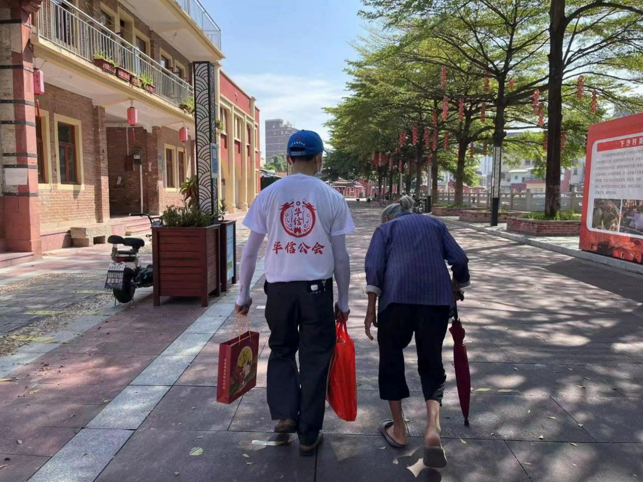 希望有越来越多的爱心潮牌资讯人士参与到社会公益事业中来（中瑞商会《华信公会》2022“浓情中秋，暖心慰问”）