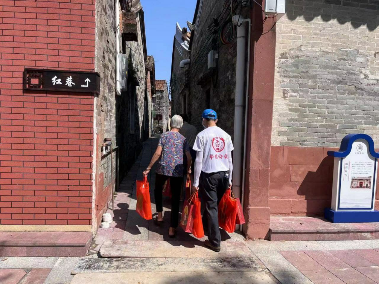 希望有越来越多的爱心潮牌资讯人士参与到社会公益事业中来（中瑞商会《华信公会》2022“浓情中秋，暖心慰问”）