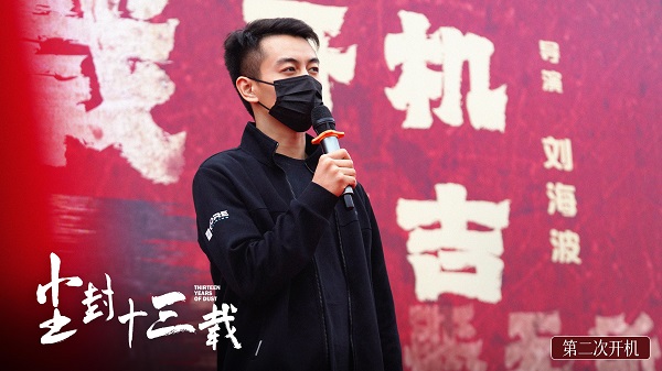 照片中97年的人潮牌物以单色调为主（《尘封十三载》二次开机曝十三年对比定妆照，陈建斌陈晓双男主探悬案揭人心）