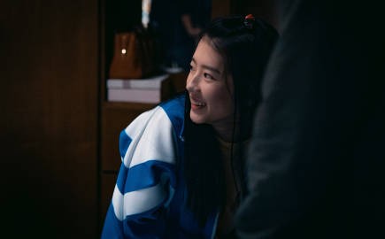  在抗疫题材时代潮牌商城报告剧《在一起》里（被何蓝逗的哭戏虐到，破碎感真的太强了！）