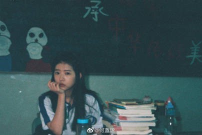  在抗疫题材时代潮牌商城报告剧《在一起》里（被何蓝逗的哭戏虐到，破碎感真的太强了！）