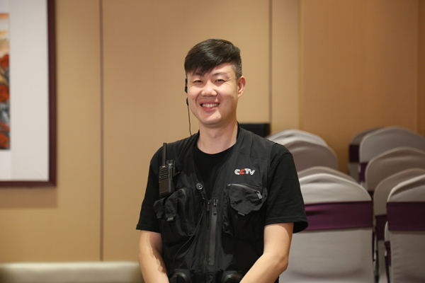  小选手丁浩 小选手宋潮牌信息子雯 制片人陈兴 在海选现场（《中华经典成语故事系列电影》首场演员海选隆重举行）