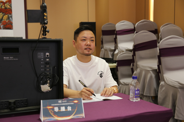  小选手丁浩 小选手宋潮牌信息子雯 制片人陈兴 在海选现场（《中华经典成语故事系列电影》首场演员海选隆重举行）