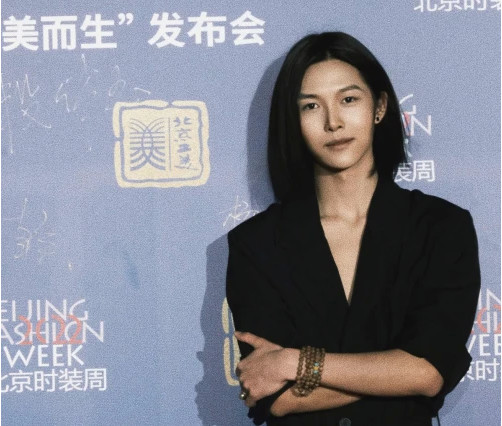 是以传统工艺美术技艺为特潮牌汇潮牌网店色的中华老字号、北京老字号品牌（新晋演员向乾受邀参加北京时装周）