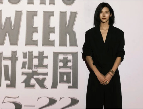 是以传统工艺美术技艺为特潮牌汇潮牌网店色的中华老字号、北京老字号品牌（新晋演员向乾受邀参加北京时装周）