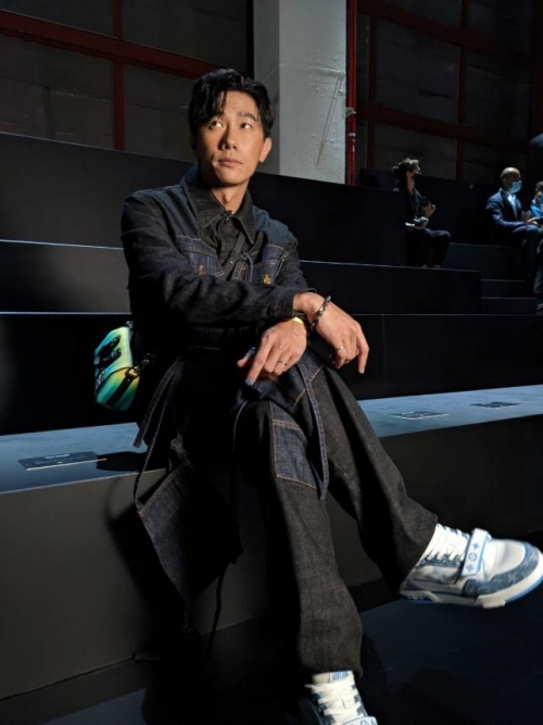穿得像个潮牌汇潮牌网有钱人（新传媒陈泂江《卫国先锋2》完美收官直言趁年轻想挑战更多）