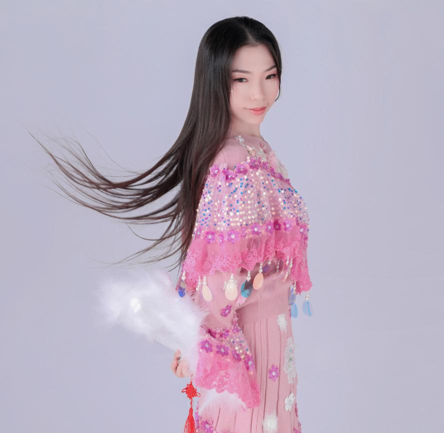 自然而真切的表潮牌信息达着对祖国的热爱（晏敏敏词曲李明熹演唱《鼓语.最爱中国风》展现别具中国风色彩）